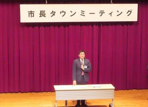 壇上で説明をする市長