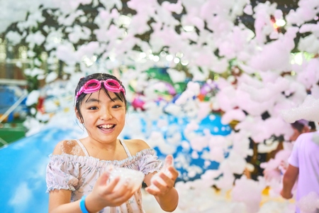 泡だらけになっている女の子の写真