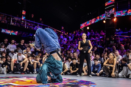 ダンスをする村上選手の写真