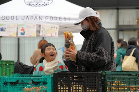 母子で野菜の袋詰めをしている画像