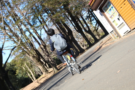 自転車にのる男性の様子