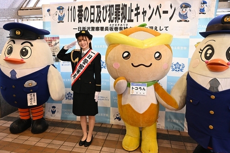 一日警察署長を務めた坂巻さんが敬礼する画像