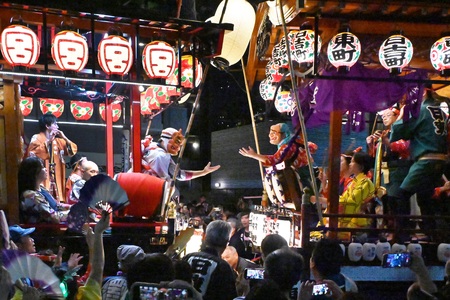 まつりのフィナーレの様子。宮本町の山車と日吉町・東町の山車がひっかわせをしている。踊り子同士が向き合い手を出し合っている。