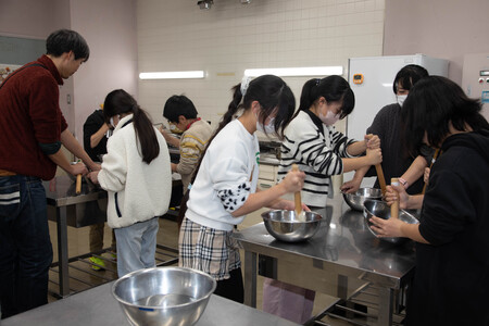 ボウルと麺棒を使って各々餅をついている様子