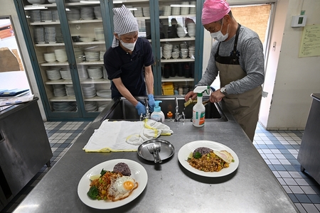調理器具を洗っている男性参加者の様子