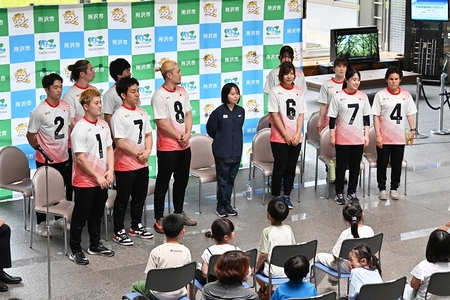 パラ水泳の西田杏選手とゴールボール男女日本代表選手たちの壮行会を開催しました