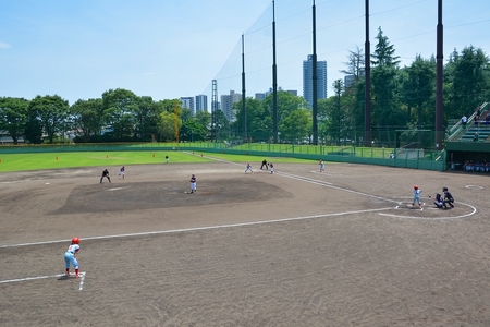 所沢航空記念公園野球場で野球の試合をする選手たちの画像