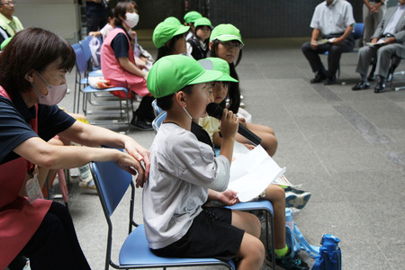 北小学校の児童が質問している様子。