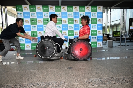 市長がタックルを体験しました