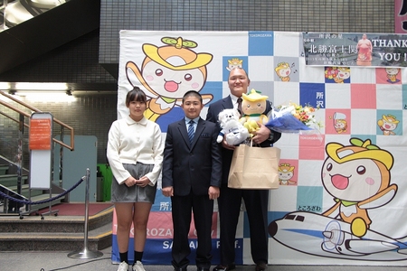 子どもから花束を受け取る写真