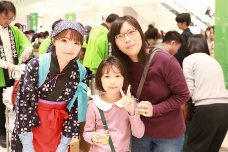 女の子と母親と茶娘が記念撮影している画像