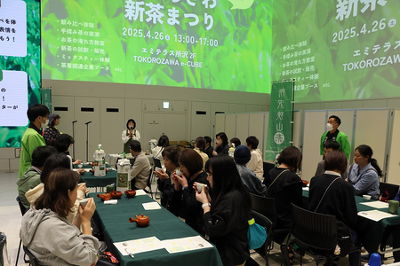 講師のアドバイスに従って淹れたお茶を各自が飲んでいる画像