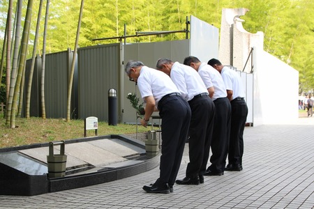 副市長らが代表して献花をしている様子