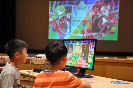 小学生くらいの男児2人が対戦している様子。