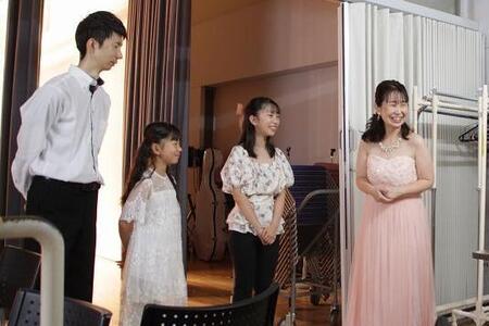 笑顔でインタビューに応じる親子4人