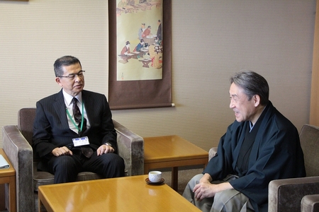 善養寺恵介さんと岩間教育長の会談風景写真