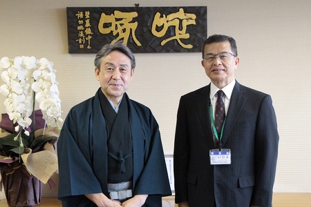 善養寺恵介さんと岩間教育長の写真