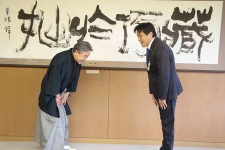 善養寺恵介さんと小野塚市長の写真2枚目