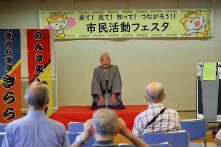 落語が披露されている様子