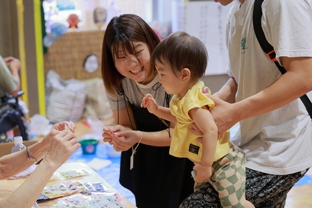 大人に抱っこされるこどもの姿