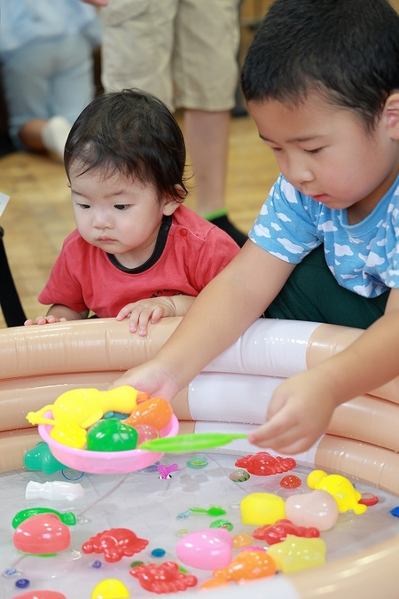 金魚すくいの様子