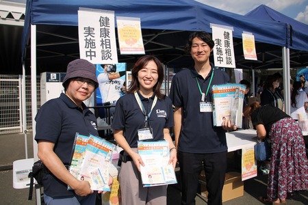 パンフレットを持つ保健センター職員