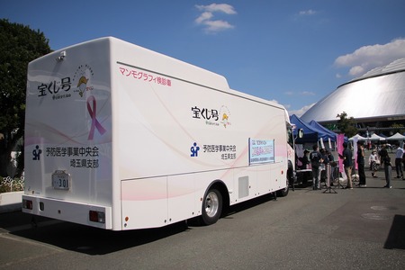 検診バスの画像