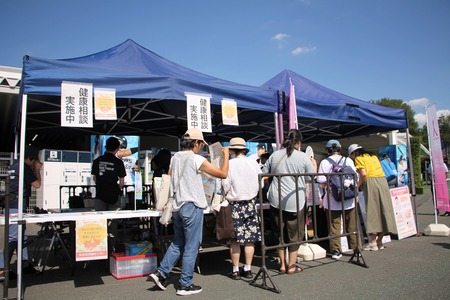 乳がん検診を申し込みをする方の列