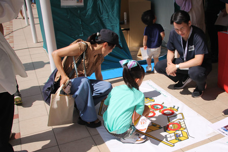 室内のイラストに危険な箇所に印をつける親子