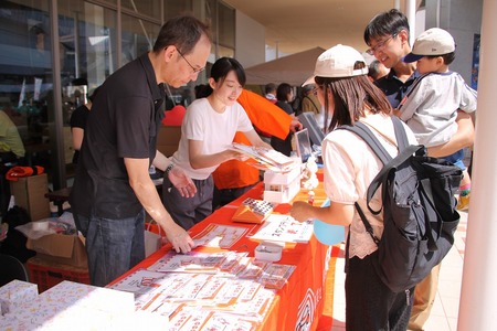 スタンプラリーに参加する家族