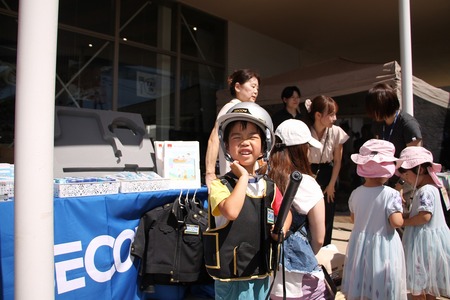 警備員の制服を着る男の子