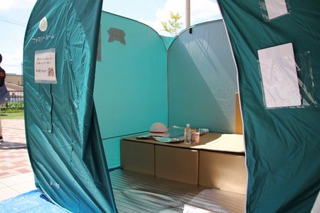 段ボールベッドと個室テントの画像