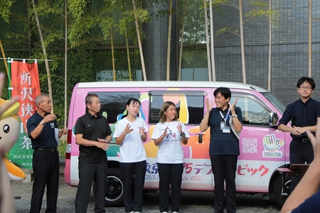 デフリンピックPRカーの前での集合写真