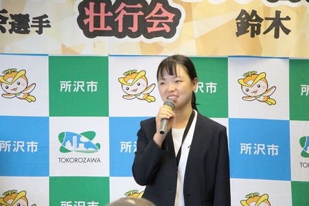 デフリンピックへの意気込みを語る鈴木選手の写真